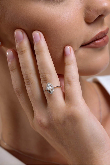 0,15 Karat Eye Design Natural Pearl Diamond Ring