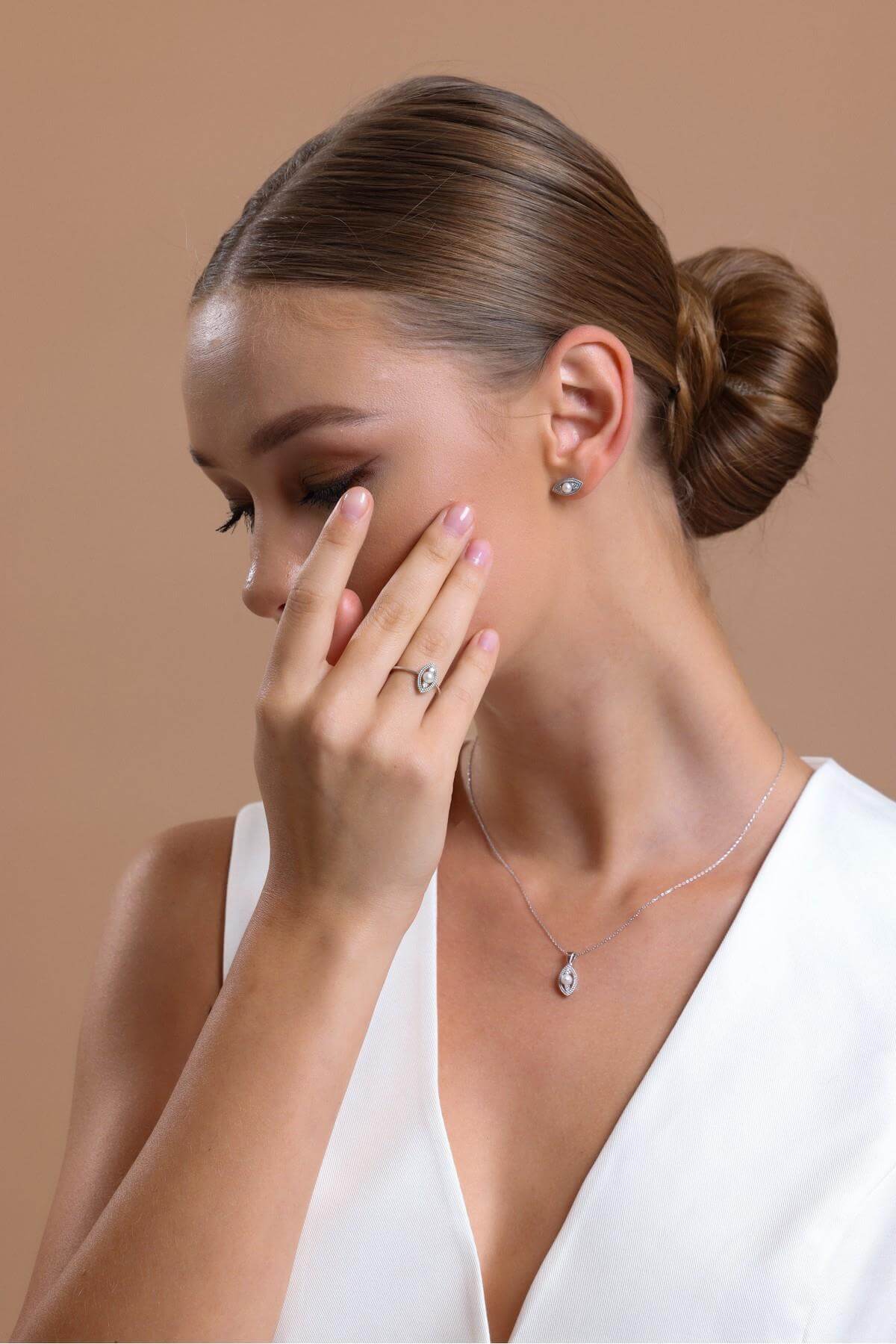 0,15 Karat Eye Design Natural Pearl Diamond Ring