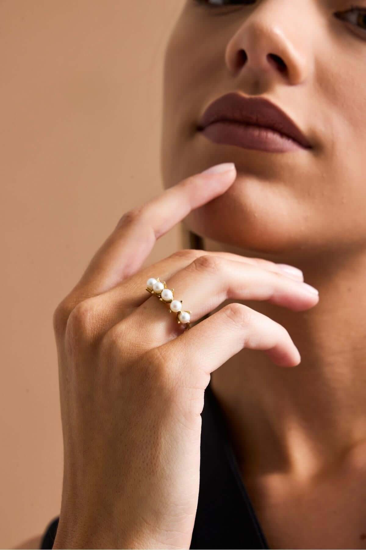 Kalın Tırnak Beş Doğal İncili Yüzük | | Birinci1926