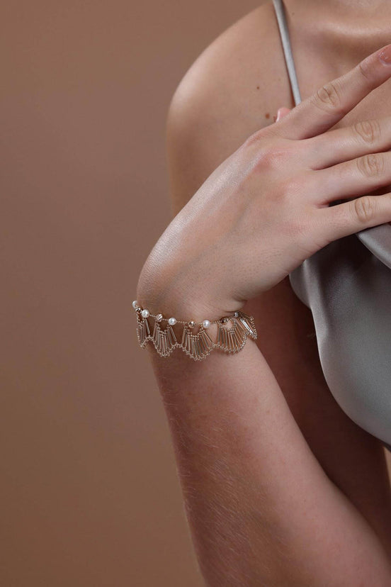 Natural Pearl Yelpaze Design Bracelet