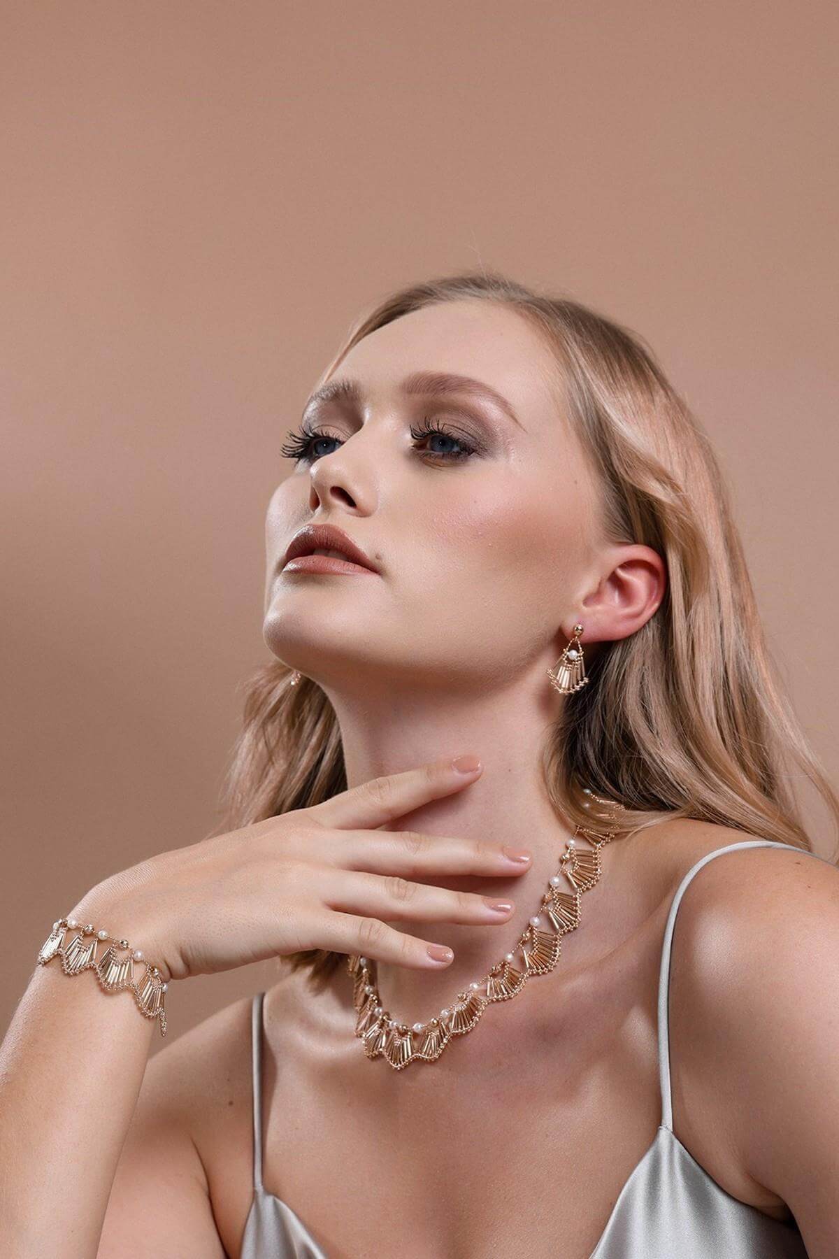 Natural Pearl Yelpaze Design Bracelet