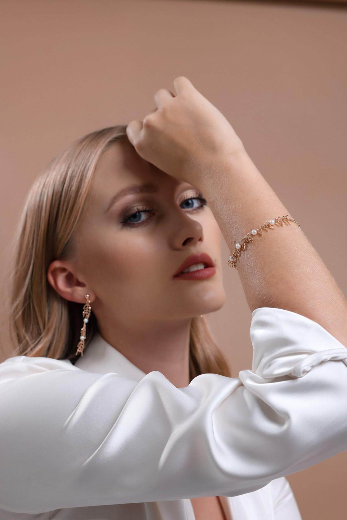 Bone Model Natural Pearl Earring