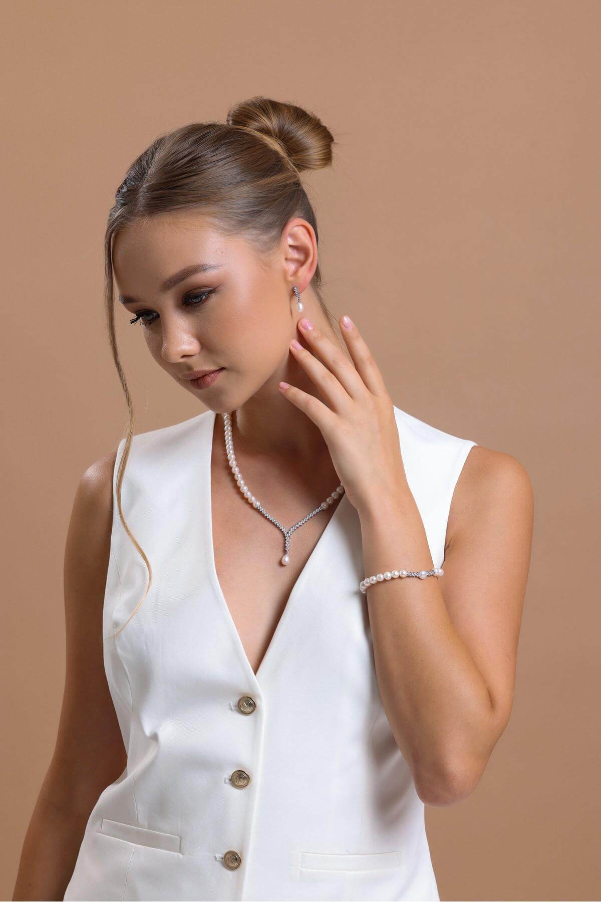 Watercourse Natural Pearl Necklace