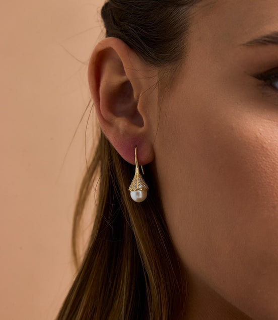 Lightbulb Design Natural Pearl Earring