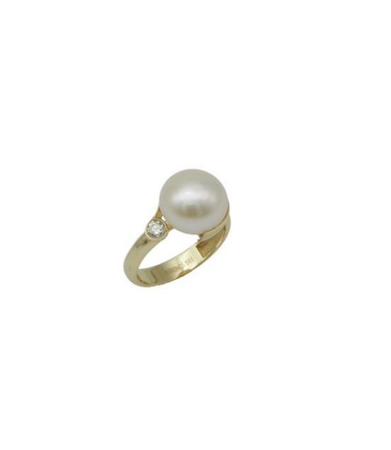 Pearl Ring with Diamonds
