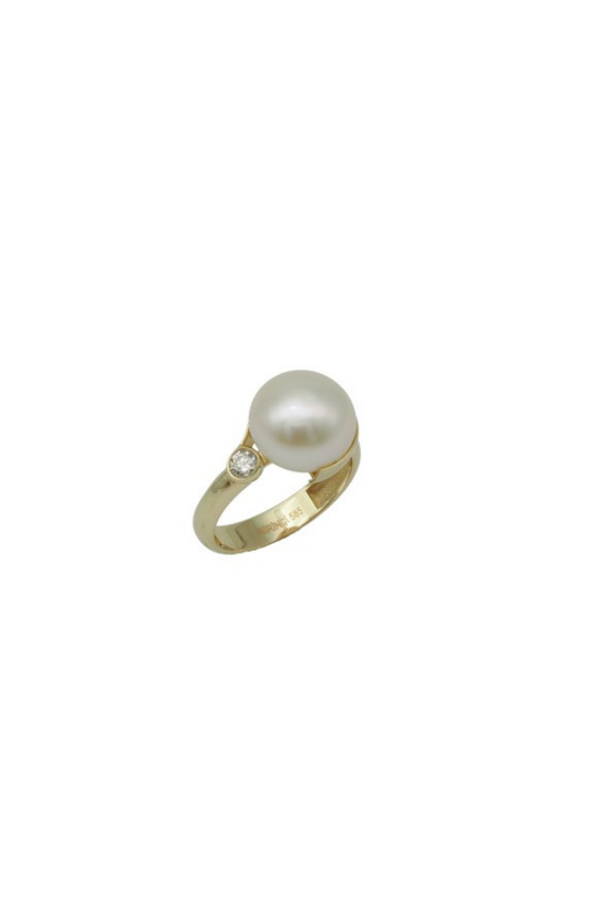 Pearl Ring with Diamonds
