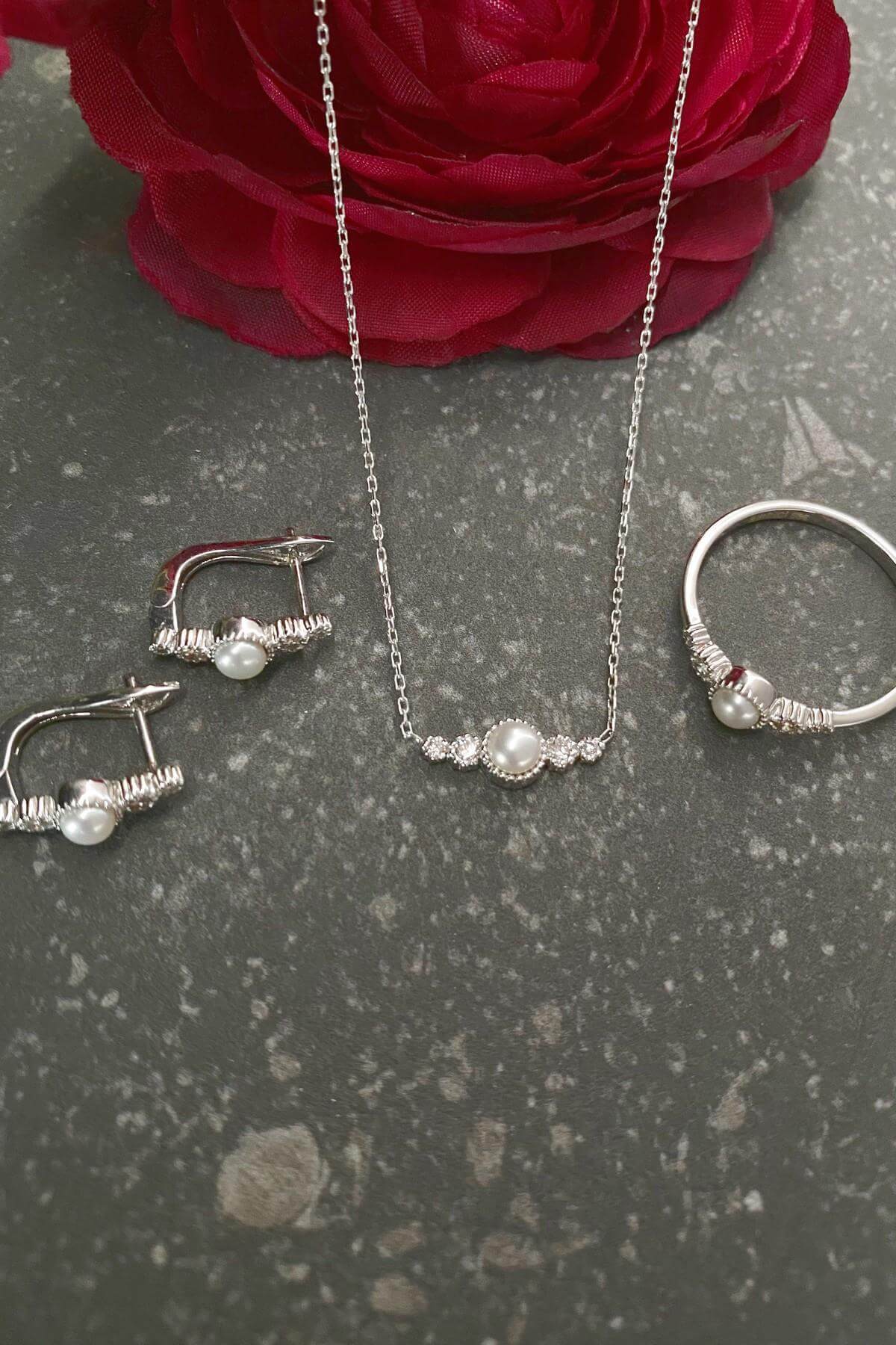 Crispy Natural Pearl 0,45 Karat Diamond Earring Necklace Ring Triple Set