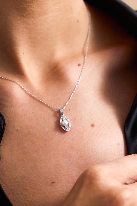 Eye Natural Pearl 0,15 Karat Diamond Necklace