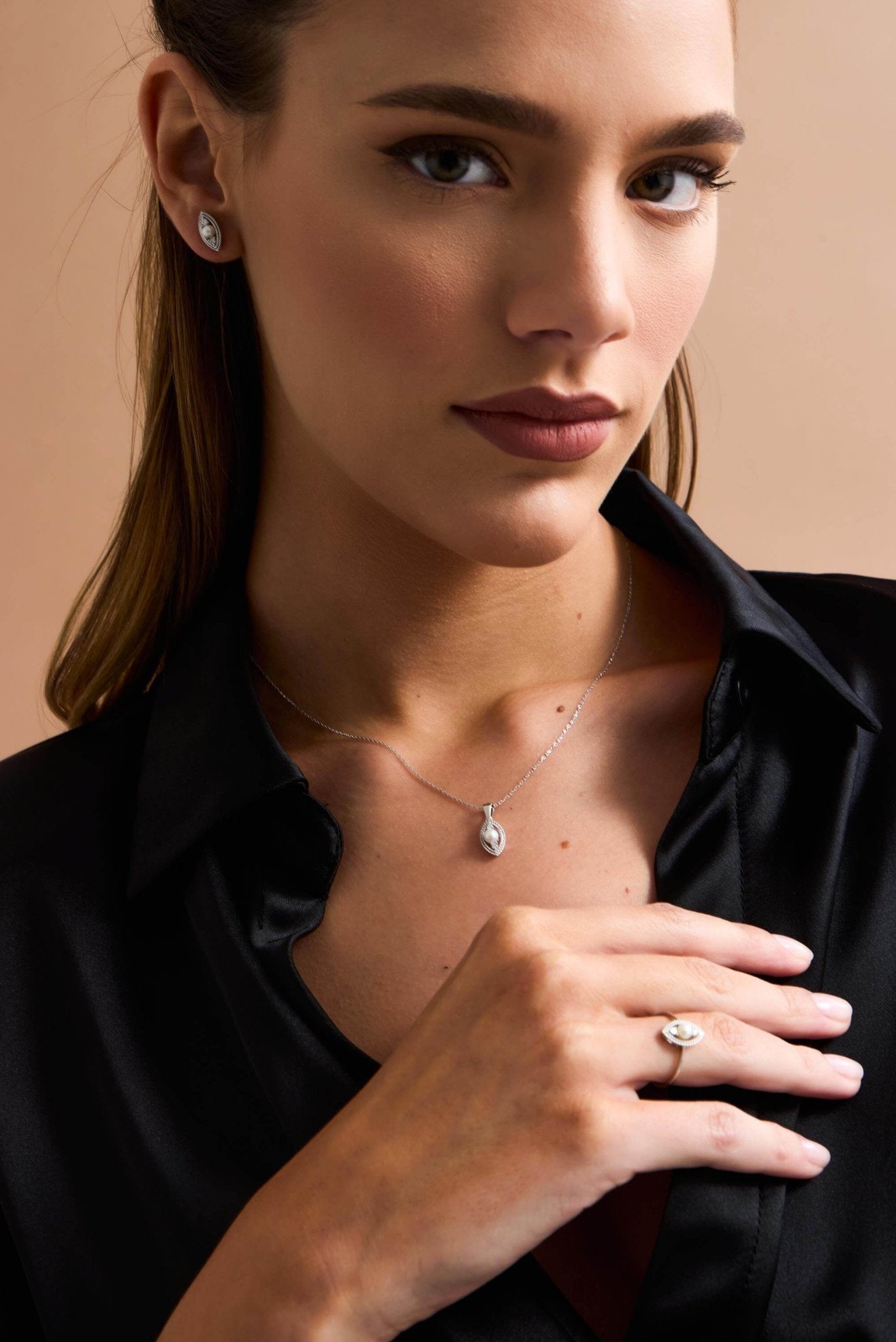 Eye Natural Pearl 0,15 Karat Diamond Necklace